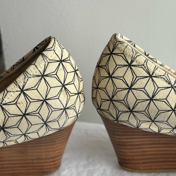 Cole Haan Tali Grand Bow Wedge, Cream Black geometric print, size 7.5B - Picture 11 of 11